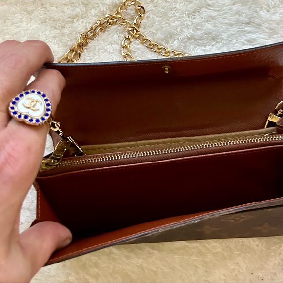 The Classic Louis Vuitton Monogram Sarah Wallet… will fit your iPhone 14Pro!! - Picture 6 of 10